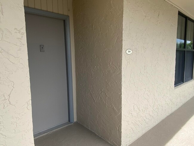 Building Photo - 11 Royal Palm Way