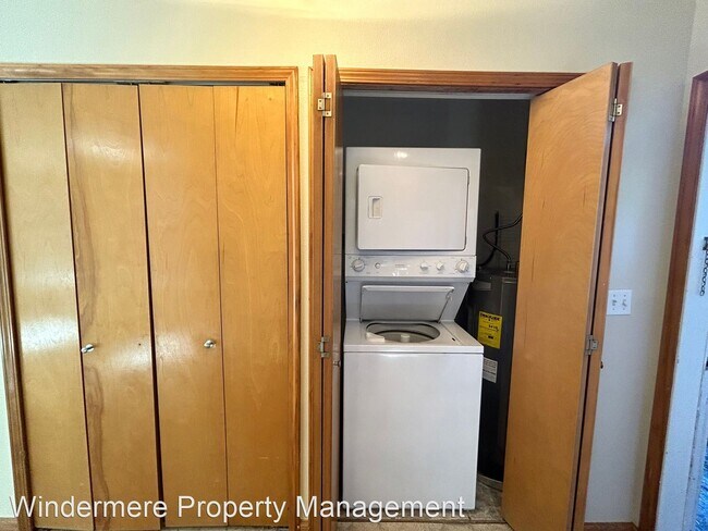 Building Photo - 2 br, 1 bath House - 1808 E Sunset #102