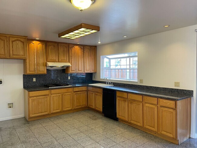 Building Photo - 3bd/2ba house close to great schools - Com...