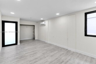 Building Photo - 725 SW 1st Ave