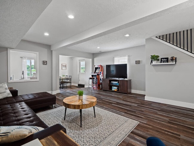 Building Photo - 829 Portage Lakes Drive