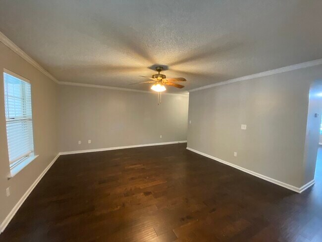 Building Photo - Spacious Garden Condo with upgrades