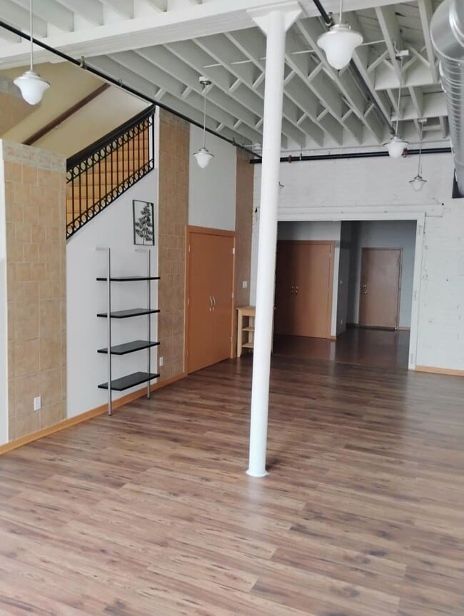 Building Photo - 523 N Hickory St