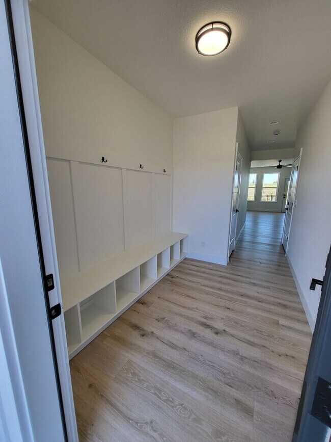 Foto del edificio - Beautiful Newly Built 3 Bedroom 2.5 Bath Townhome In Sweetgrass!!!!!