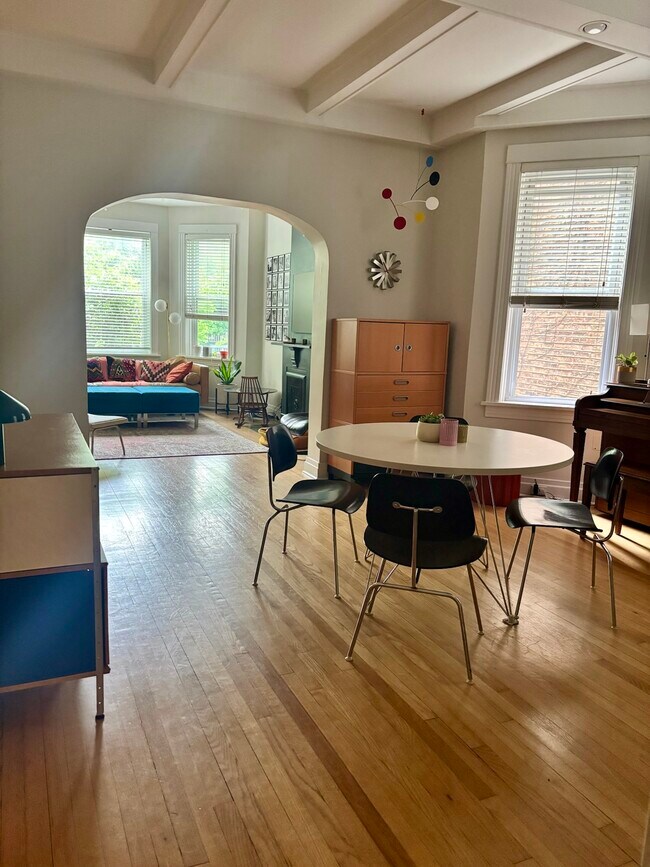 Comedor - 4532 N Albany Ave