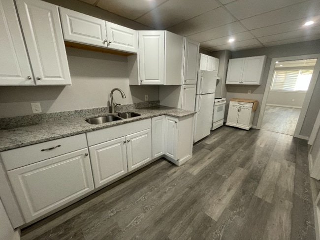 Building Photo - 37 Lake St