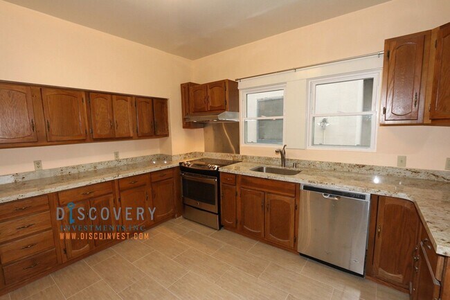 Building Photo - Lakeshore Three Bedroom Craftsman Home