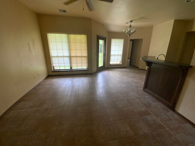 Building Photo - 3 bed 2 bath. MWC - Now Available