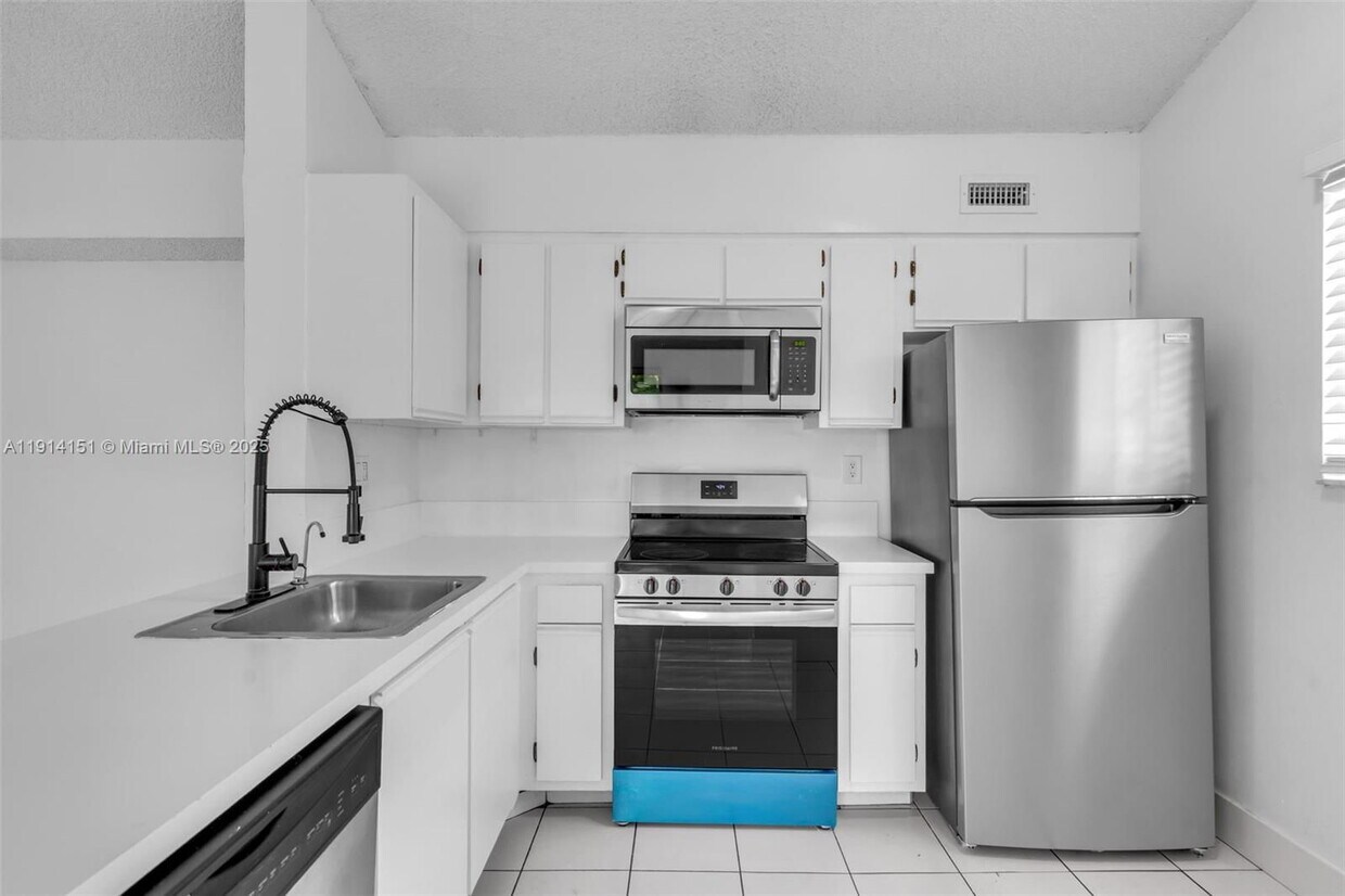 Foto principal - 3065 N Oakland Forest Dr