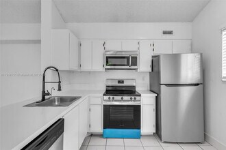 Building Photo - 3065 N Oakland Forest Dr