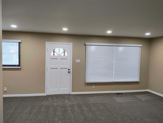 Building Photo - 3 Bd 2 Bath Over 2500 sq ft in Sandy