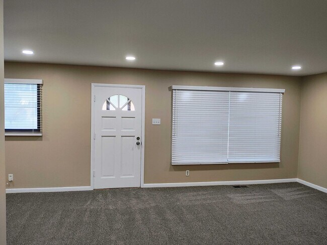 Foto del edificio - 3 Bd 2 Bath Over 2500 sq ft in Sandy