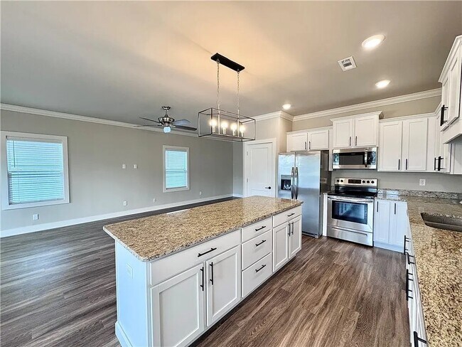 Building Photo - 837 NE Heights Ln