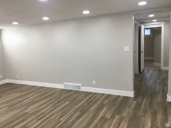 Building Photo - 378 E Center St