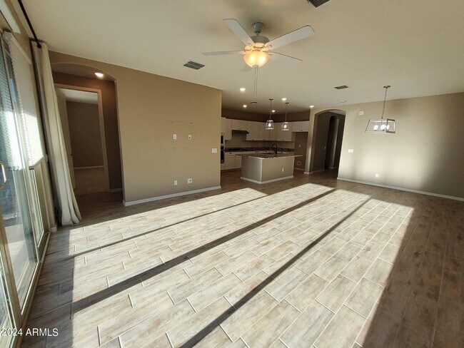 Foto del edificio - 704 N 152nd Dr