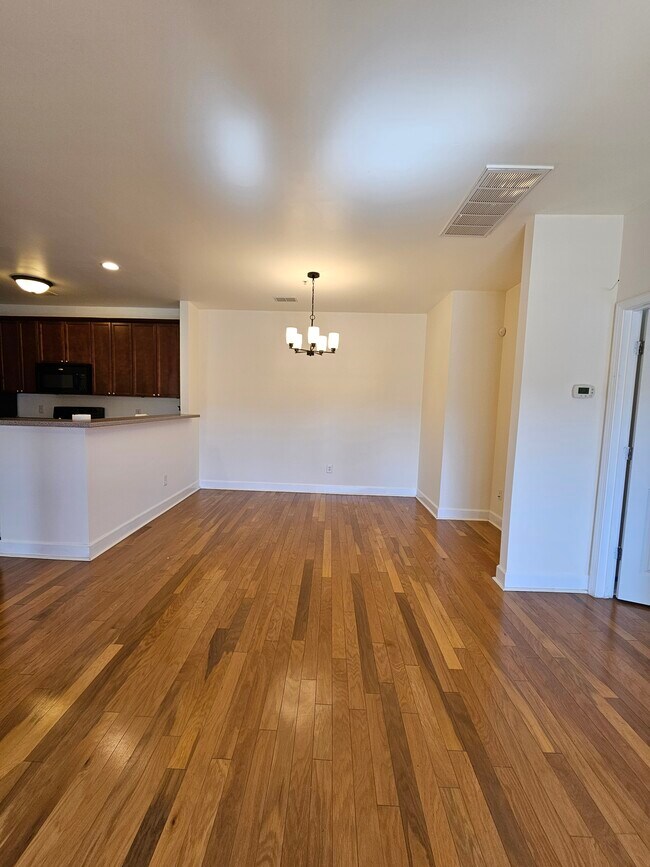 Comedor - 8401 Callabee Way