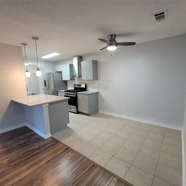 Building Photo - 1305 York Castle Dr