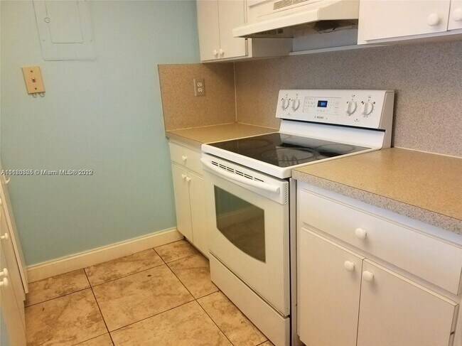 Foto del edificio - 561 NW 107th Ave