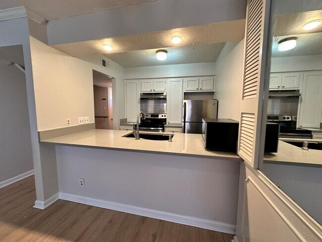 Foto del edificio - 6501 E Hill Dr