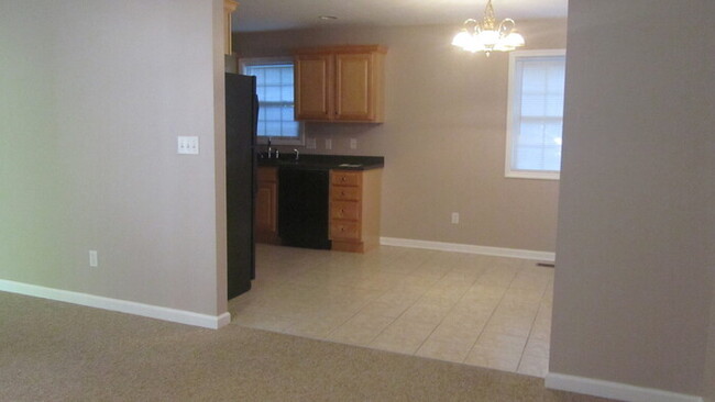 Building Photo - Great Location to School, Restaurants and ...