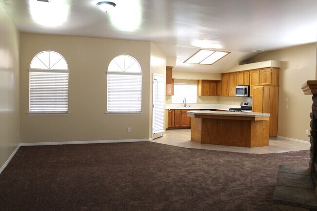Building Photo - Southwest 5 bed 3 bath home