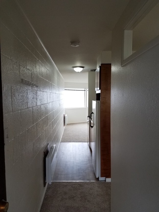 Building Photo - Cozy studio in West Queen Anne
