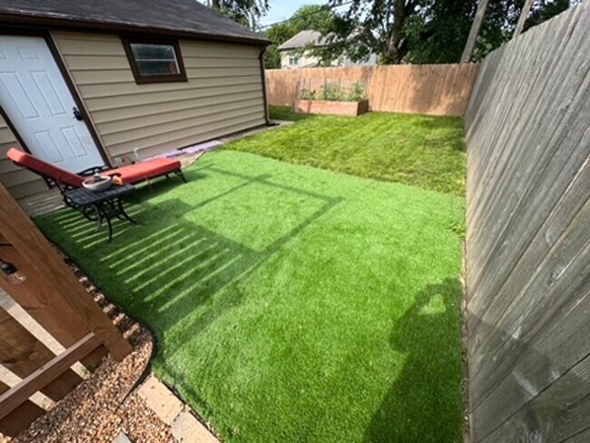 Foto del edificio - AVAILABLE SEPTEMBER 1: Updated 4-bedroom single family home on a quiet block- with 2 kitchens, 2 ...