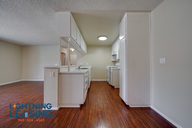 Foto del edificio - 10250 Commerce Ave