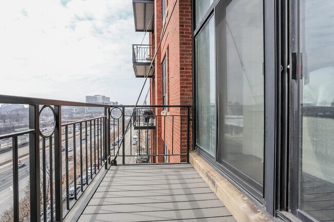 Building Photo - 1250 W Van Buren St