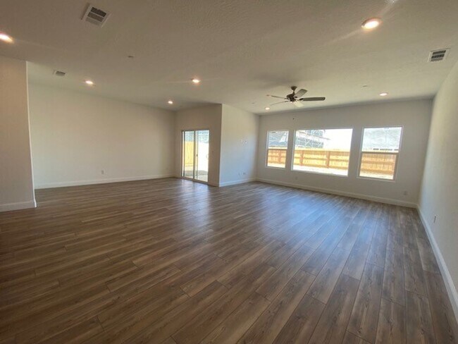 Building Photo - Lennar Home with Solar Available now for m...
