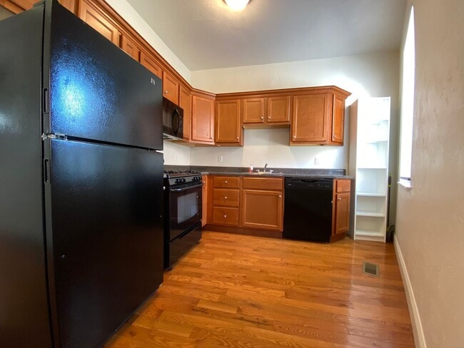 Building Photo - Spacious Four Bedroom in Squirrel Hill! Close to CMU! Ample Natural Light! Call Today!