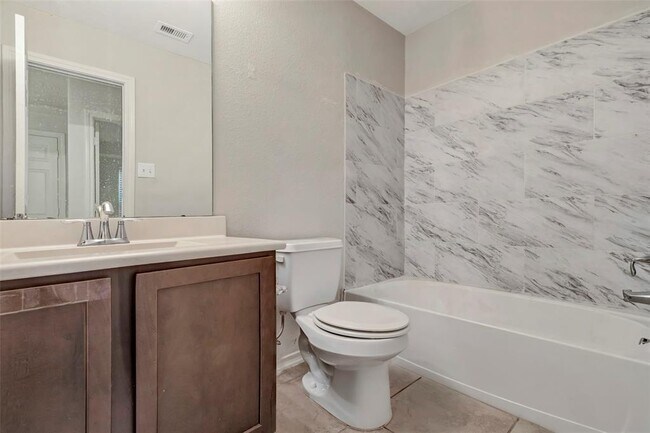 Foto del edificio - 6466 Calgary Woods Ln
