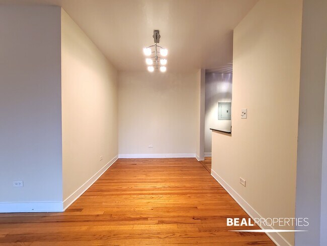 Building Photo - 625 W Wrightwood Ave