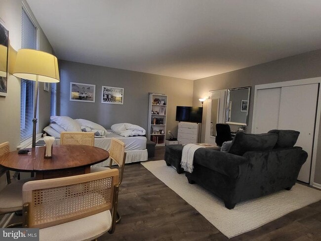 Building Photo - 135 S 19th St