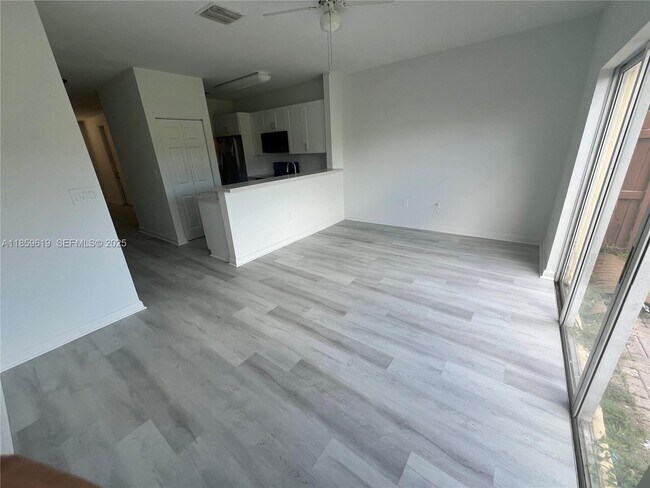 Foto del edificio - 1655 NE 33rd Rd