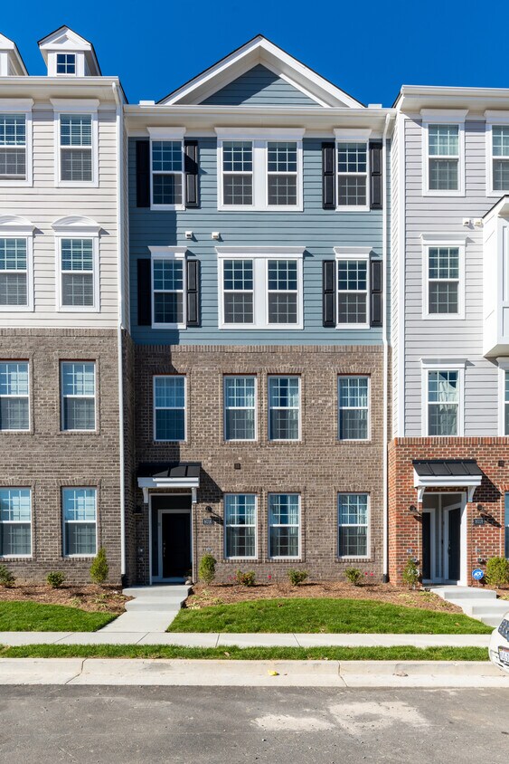 Front Entrance / Building - 8016 Wistar Glen Dr