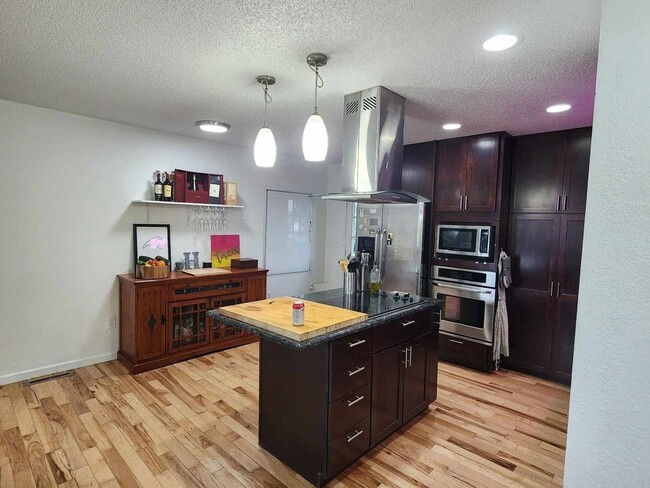 Building Photo - Charming Home in Hudson
