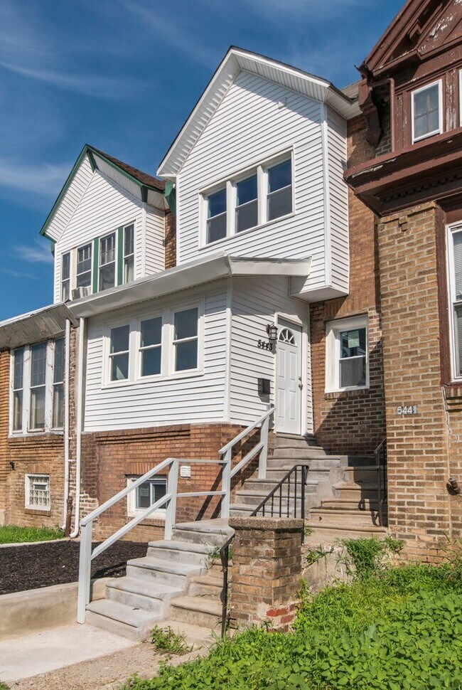 Building Photo - Recently renovated home in South West Phil...