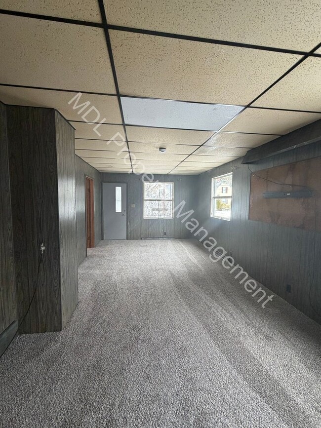 Building Photo - 3 Bedroom 2 Bathroom Home w/ Full Basement