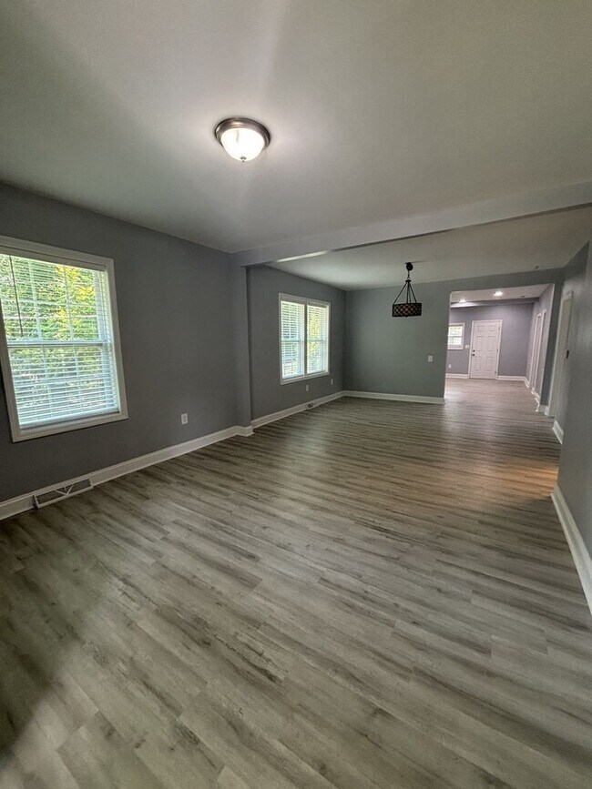 Foto del edificio - 131 Dixon Cir