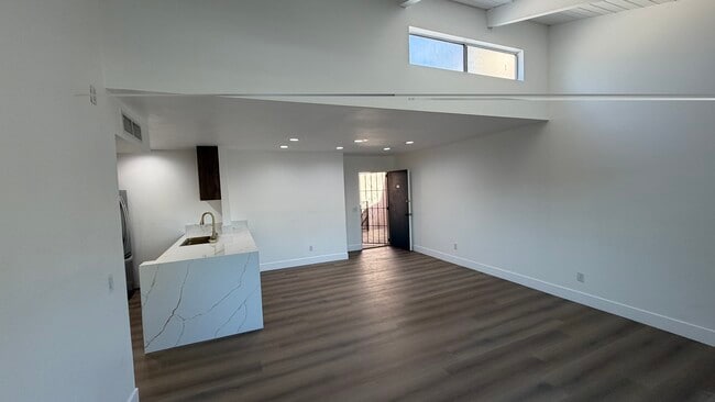Building Photo - 10331 Lindley Ave