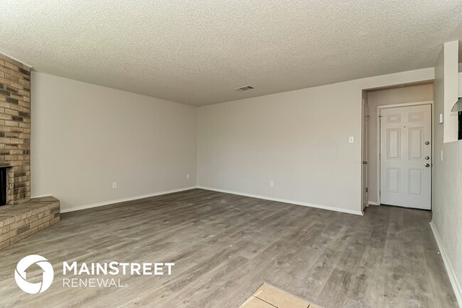 Building Photo - 3904 Royal Crest Dr