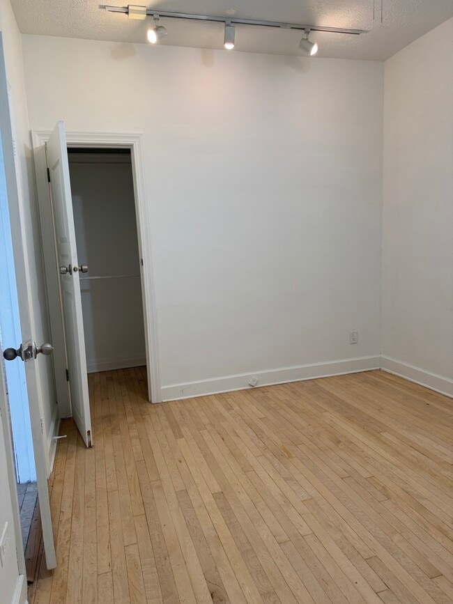 Foto del edificio - 2453 N Tripp Ave