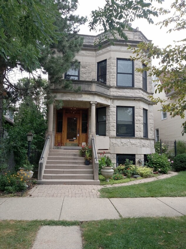 Foto principal - 3445 N Bosworth Ave