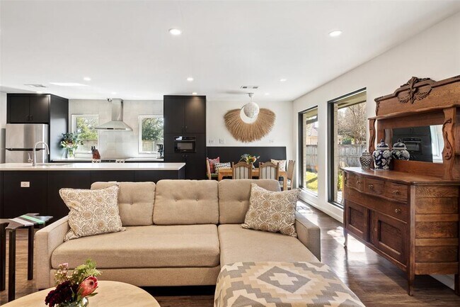 Foto del edificio - 6805 Western Oaks Blvd