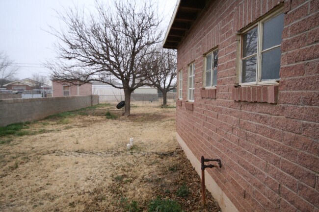 Foto del edificio - Love the Classic Look!  Big Windows for Light, Gas Heat for Comfort.  Pets Welcome too!