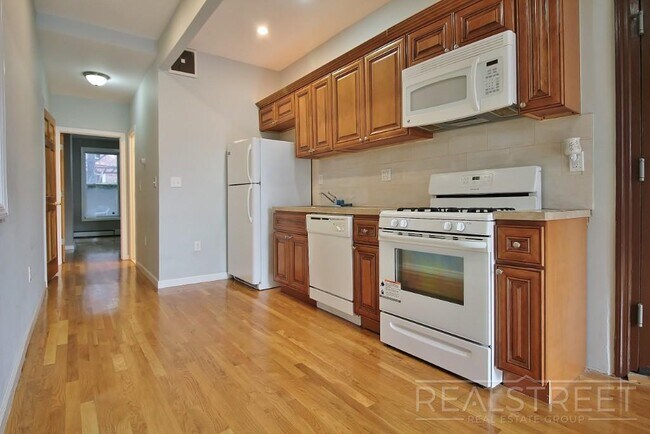 Foto del edificio - Great Deal on a Updated 1 BR in Cobble Hil...
