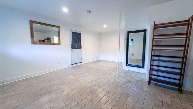 Building Photo - 161 1/2 N Hoover St