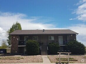Building Photo - Updated 2-Bedroom Upper-Level Apartment in...