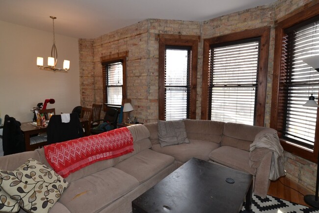 Foto del edificio - 1756 W Montrose Ave